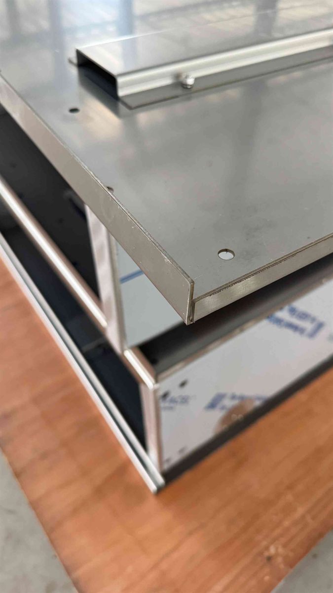 Welded SUS 304 stainless steel panel edge detail on the POTWASHER CE-UWL